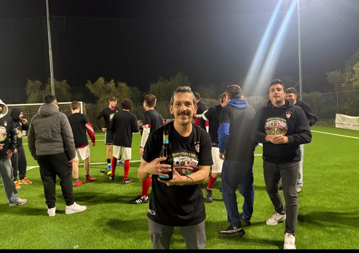 La coppa e la festa in campo per il terzo scudetto del Black