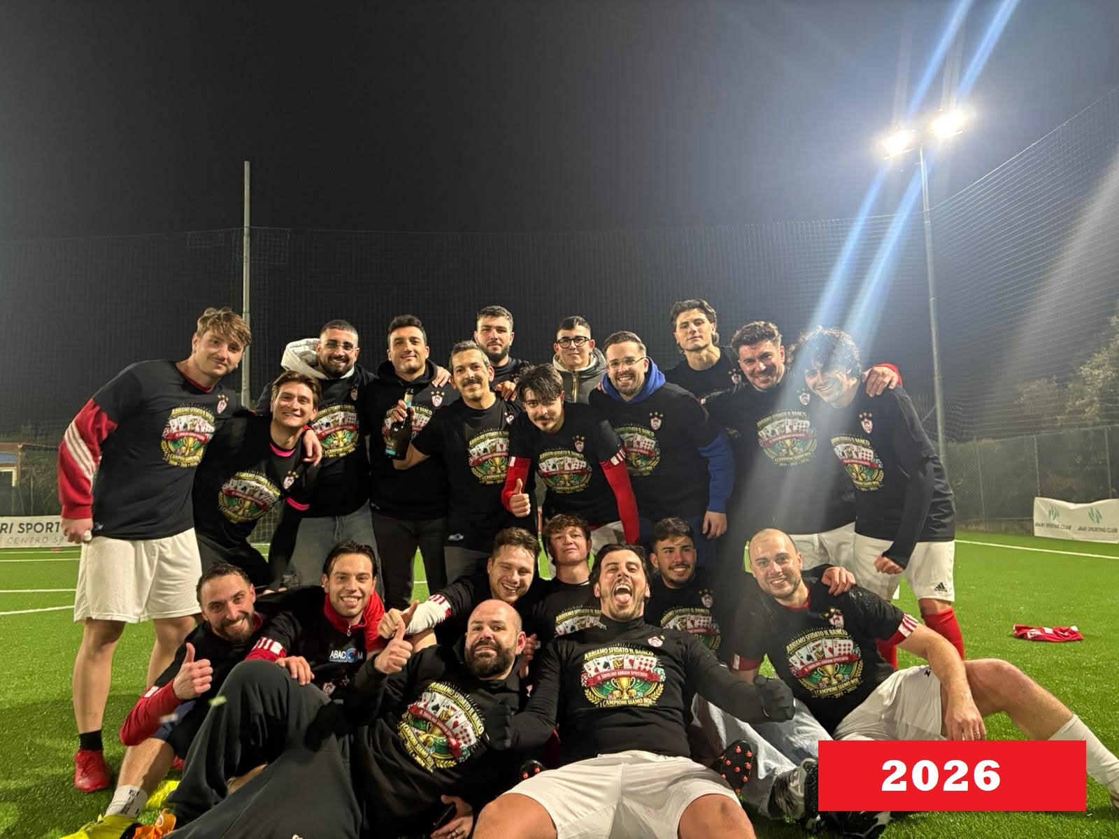 La squadra campione del 2025/26 con le maglie celebrative
