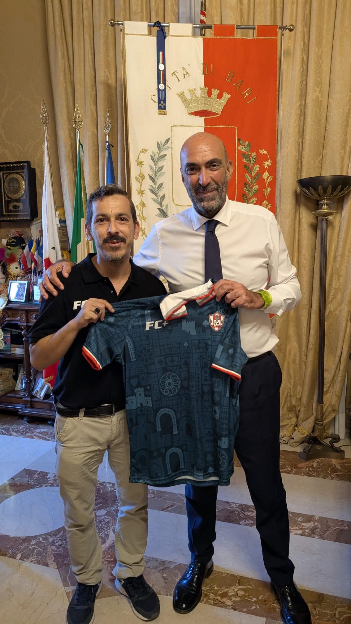Giosè Monno e Vito Leccese con la maglia del Black Jack 09 a Palazzo di Città