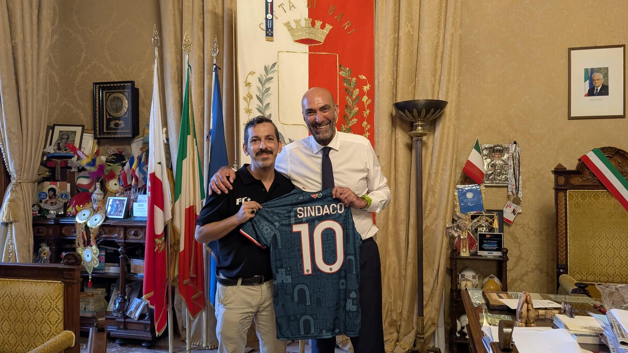 Giosè Monno e Vito Leccese mostrano il retro personalizzato della maglia con la scritta SINDACO e il numero 10
