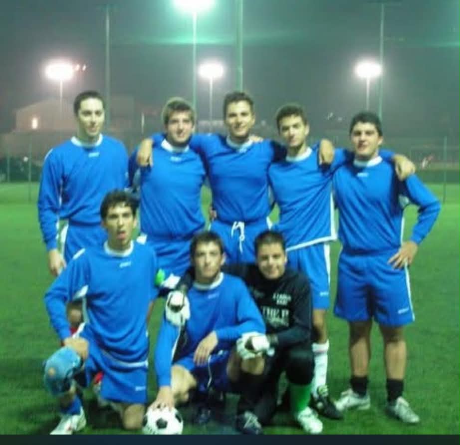 Gli Sfusi, 2008. In basso, da sinistra: Giosè Monno, Dabbicco e il giovanissimo Simone Sifanno, allora portiere. È da questa esperienza che affondano le radici della storia del Black Jack.