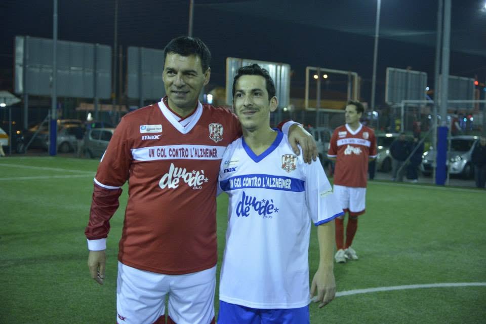 Sandro Tovalieri e un partecipante con le maglie di Un gol contro l'Alzheimer