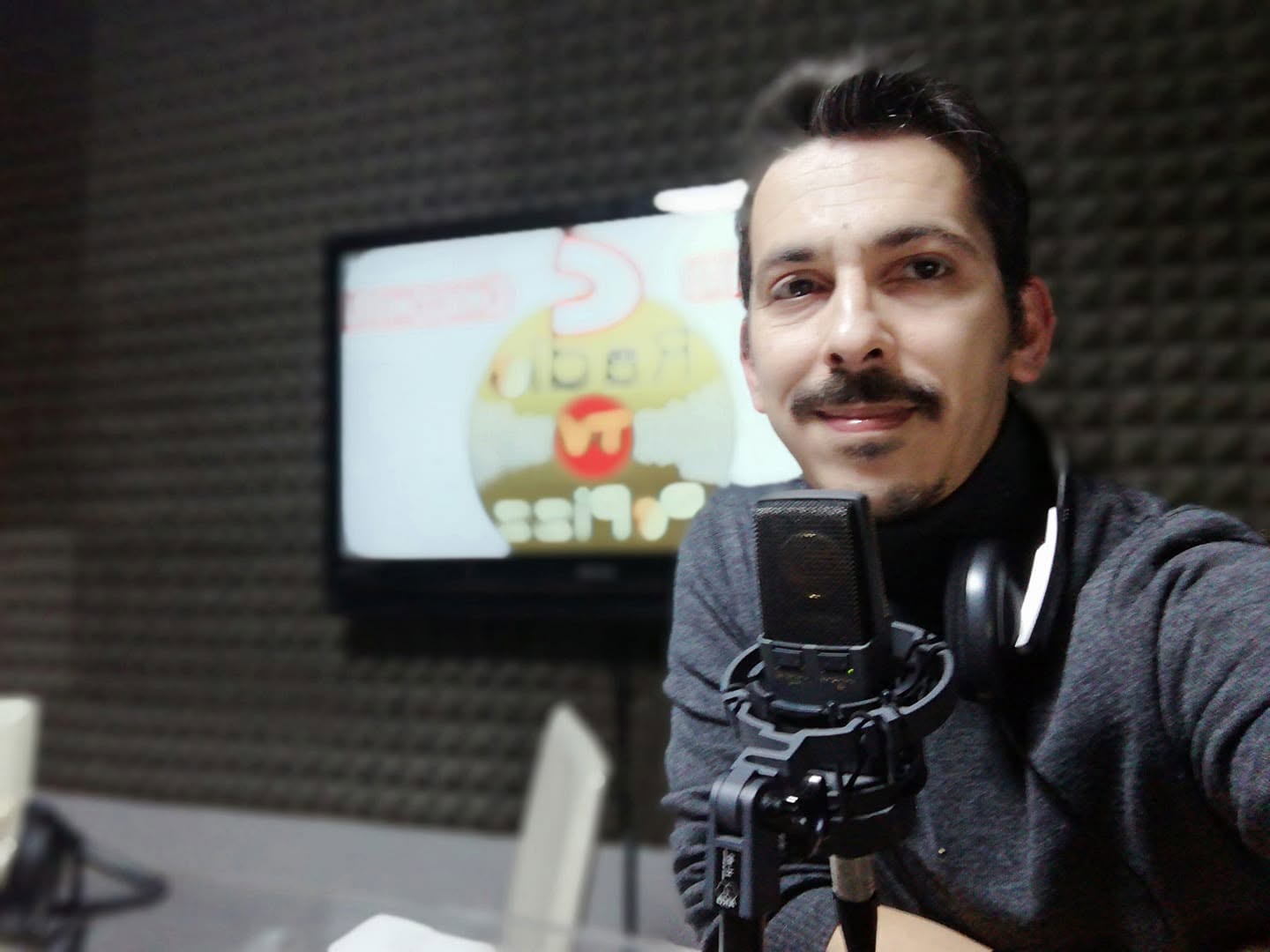 Giosè Monno davanti al microfono in radio