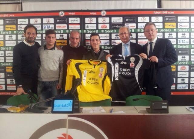 Le maglie ufficiali dell'iniziativa O Bevi o Guidi durante la conferenza